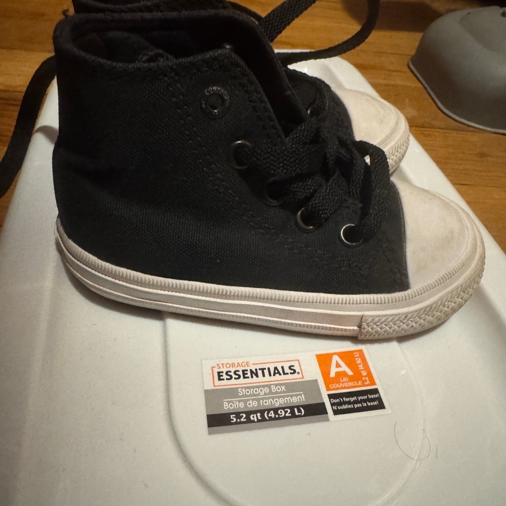 Used in great condition. Converse chuck Taylor size 6c